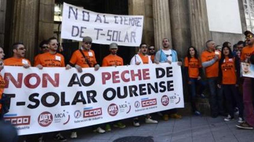 Concentración de los trabajadores de T-Solar, ayer en la Diputación.  // Brais Lorenzo