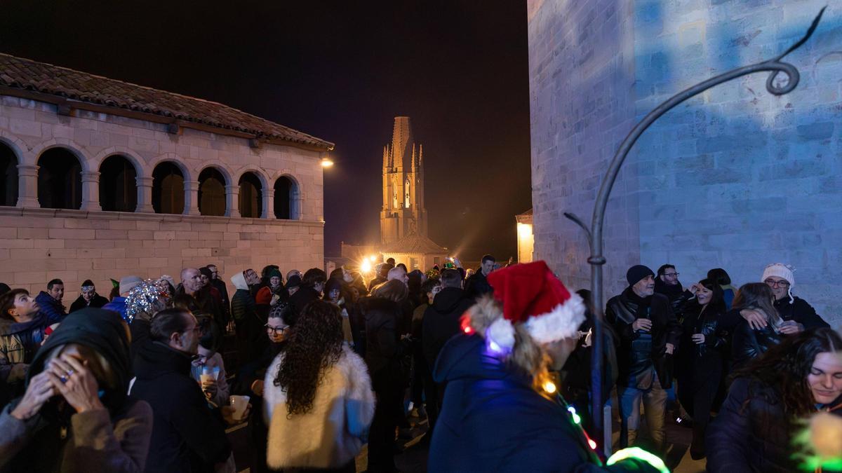 Les imatges de les campanades a la plaça de la Catedral