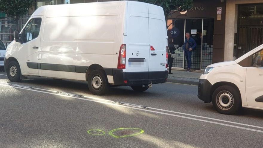 Las manchas de sangre de la mujer marcadas con spray en la calle González Besada en el día de ayer.