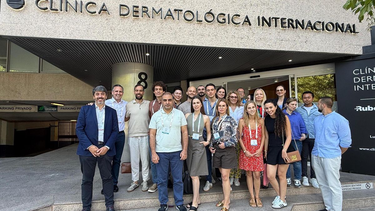 El doctor Tomás Toledo en de familia de la jornada de clausura del programa SCADE de la Academia Española de Dermatología y Venereología (AEDV)