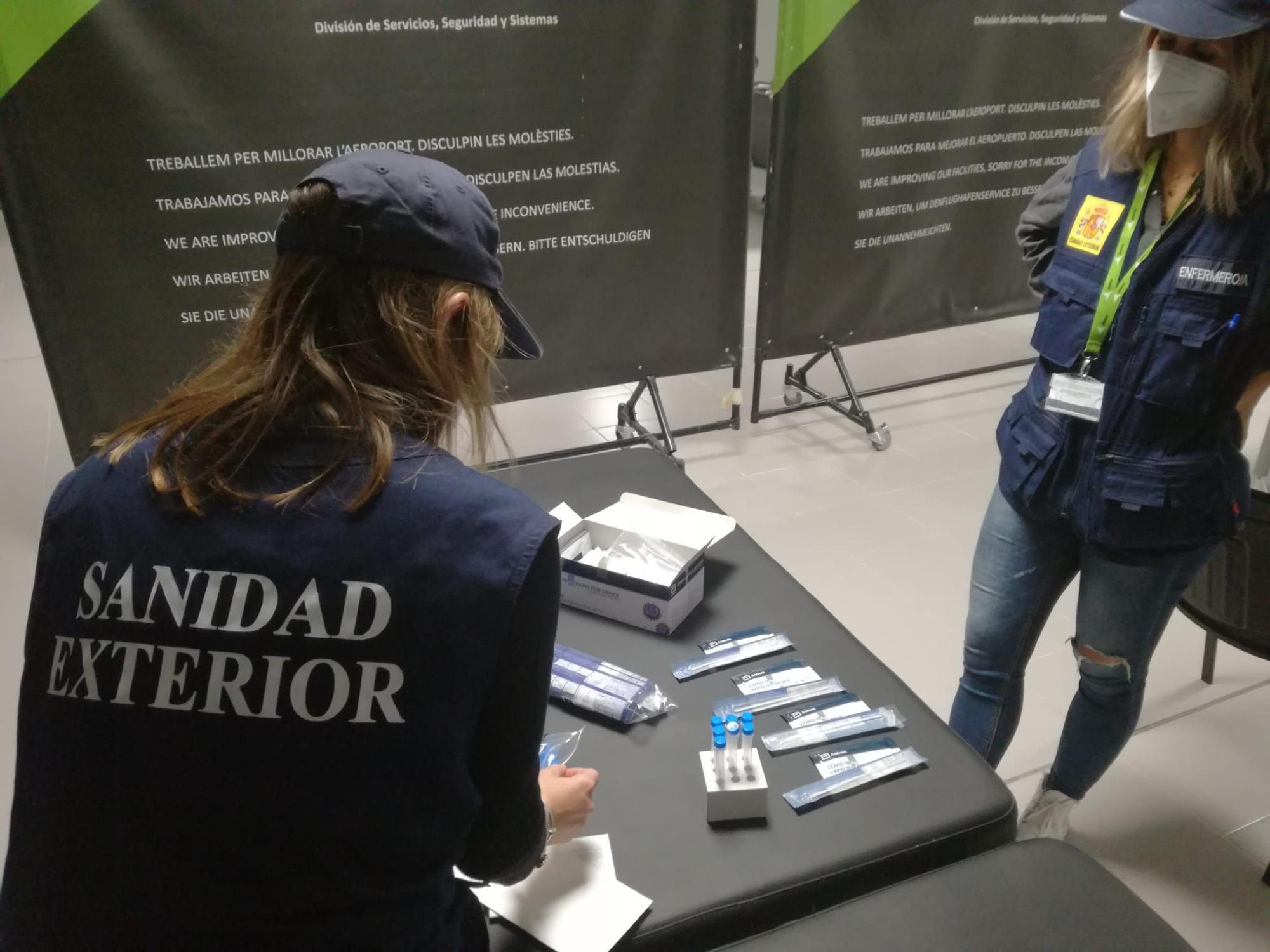 Controles en Son Sant Joan para revisar que los pasajeros cumplan con los requisitos sanitarios