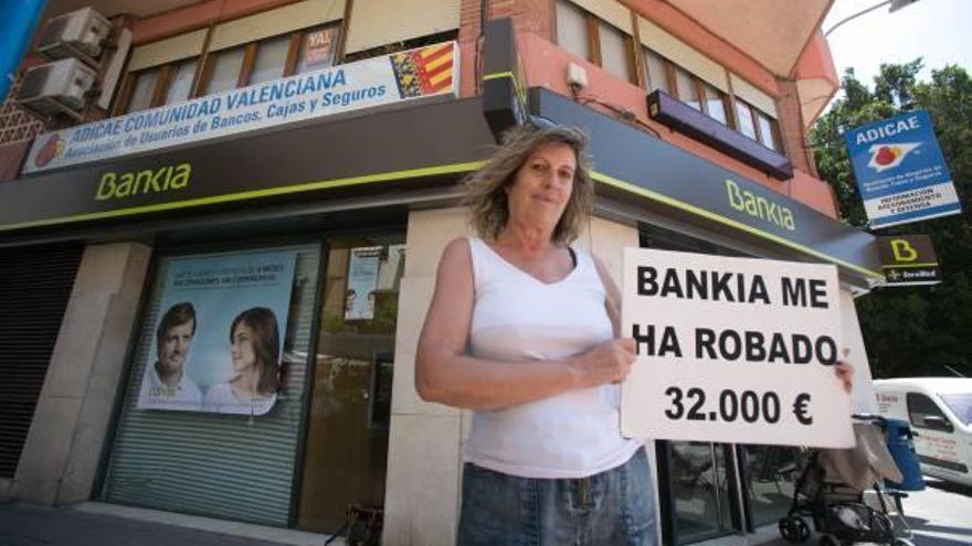 Una pensionista de Alicante denuncia  a Bankia y protesta frente a una oficina