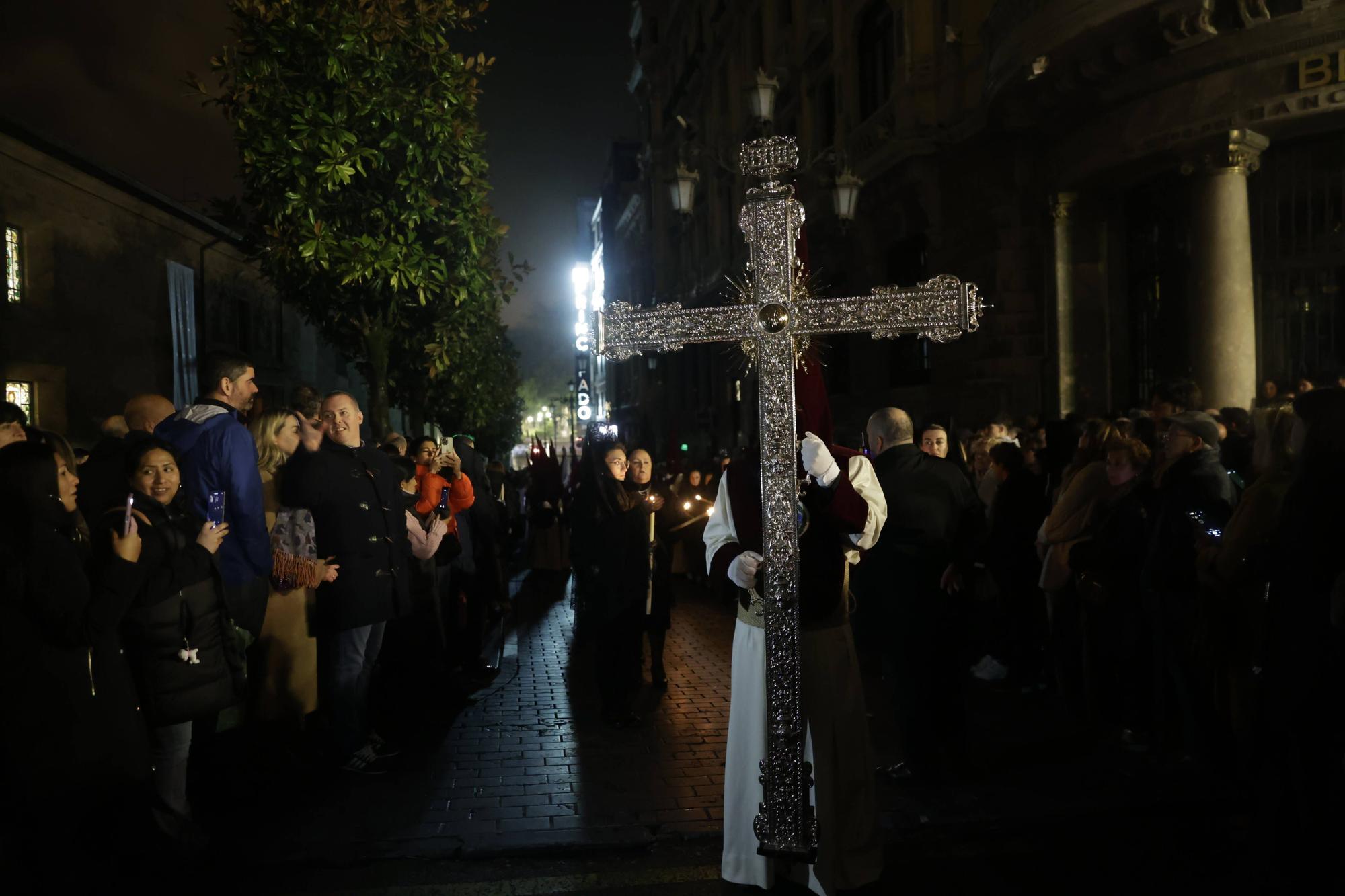 Así fue la procesión de la Madrugá en el Antiguo de Oviedo con una medianoche mágica