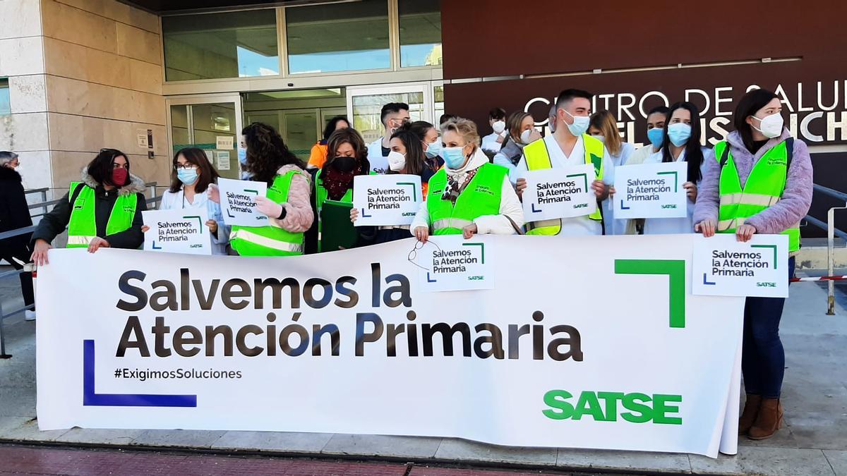 Enfermeros y fisioterapeutas en el Centro Ensanche de Teruel.