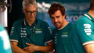 Fernando Alonso y el director de Aston Martin, Mike Krack