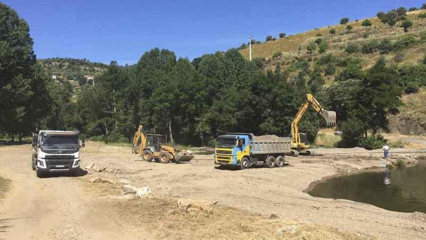 Los camiones depositan arena para acondicionar la playa fluvial de La Chanera.