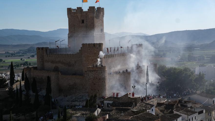 El desfile infantil, la pólvora y la Embajada suben la temperatura de las fiestas de Villena