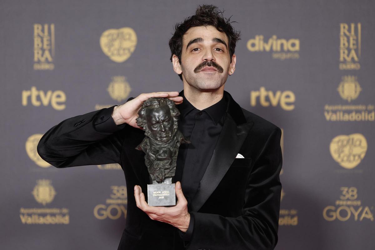 David Verdaguer posa con el premio al Mejor Actor Protagonista