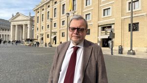 Vito Alfieri Fontana en las cercanías del Vaticano, durante la entrevista.
