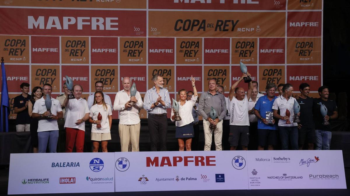 El rey Felipe VI posa con los representantes de las tripulaciones ganadoras durante la entrega de premios de ayer.