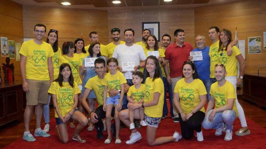 Ganadores del concurso de camisetas de Cambados Zona Centro. // Noé Parga