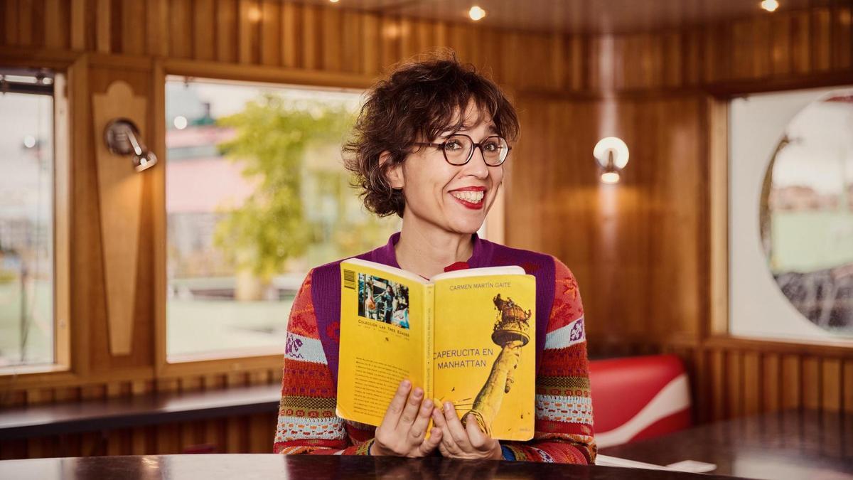 La directora teatral Lucía Miranda con la novela «Caperucita en Manhattan» de Carmen Martín Gaite, que hoy representará Teatro de la Abadía en Cangas.