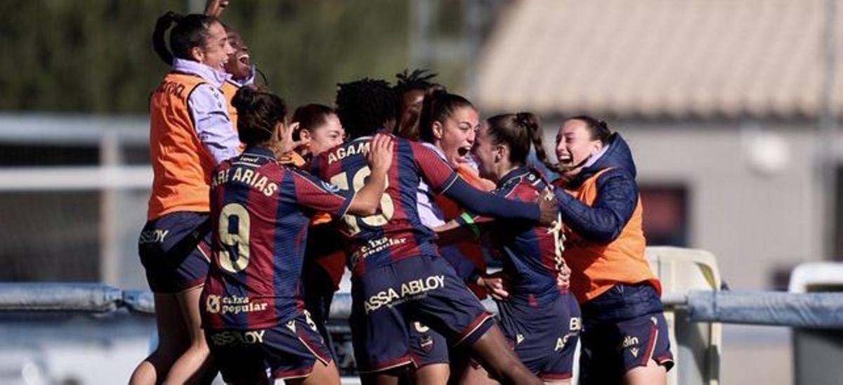 Les jugadores del Levante UD celebren amb eufòria el triomf front al Madrid CFF a Buñol