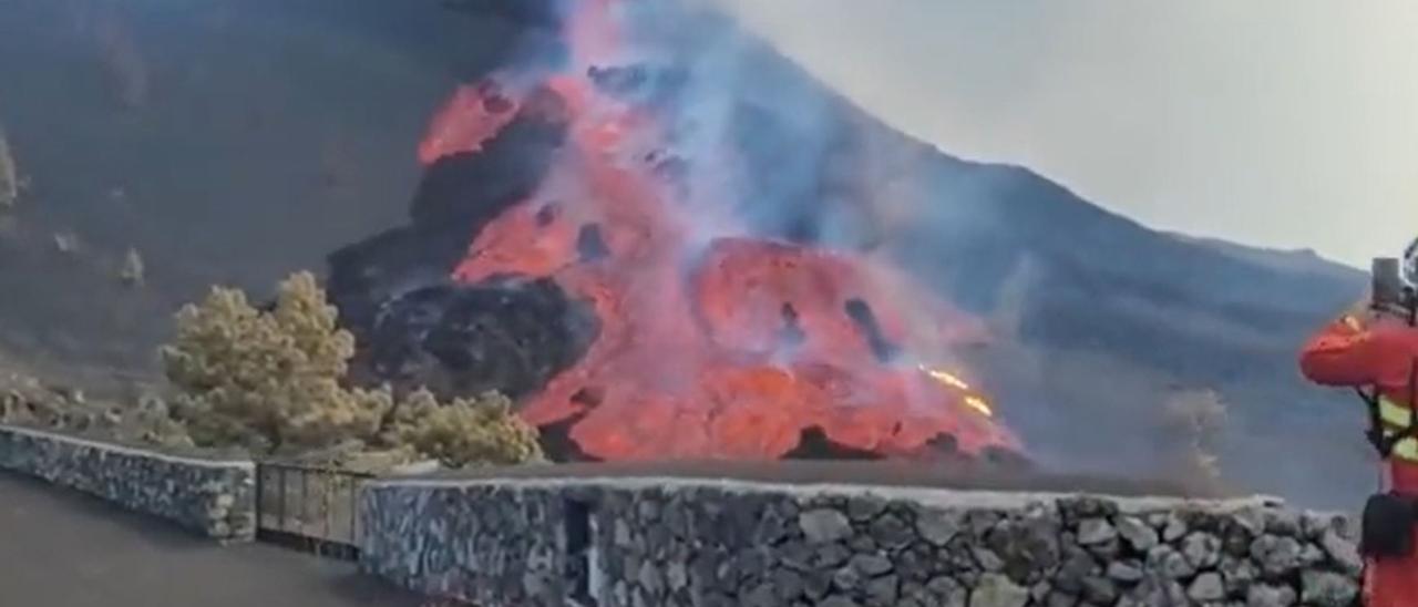 La colada del volcán de La Palma arrastra bloques del tamaño de pisos de tres plantas