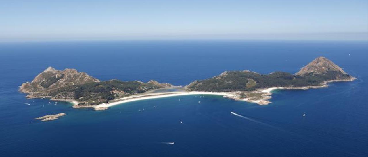 Vista aérea de la Playa de Rodas, en las Islas Cíes. |  // RICARDO GROBAS