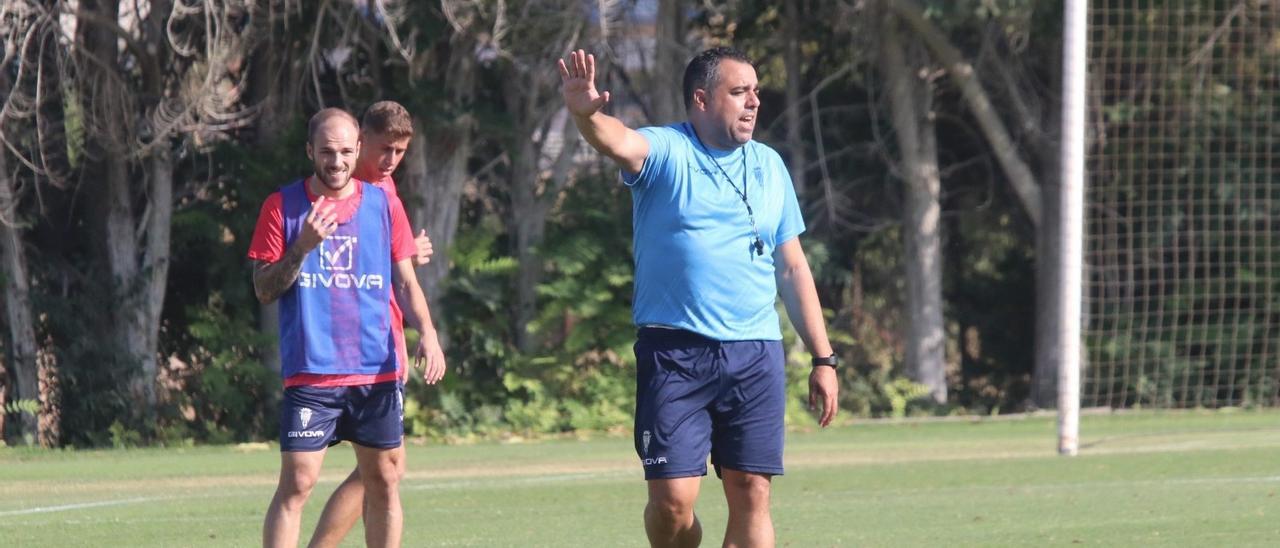 Germán Crespo reparte instrucciones durante una sesión de trabajo en la Ciudad Deportiva.