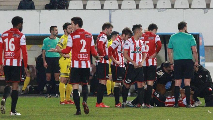 Las asistencias atienden a Dani Hernández tras lesionarse el pasado domingo en el Ruta de la Plata.