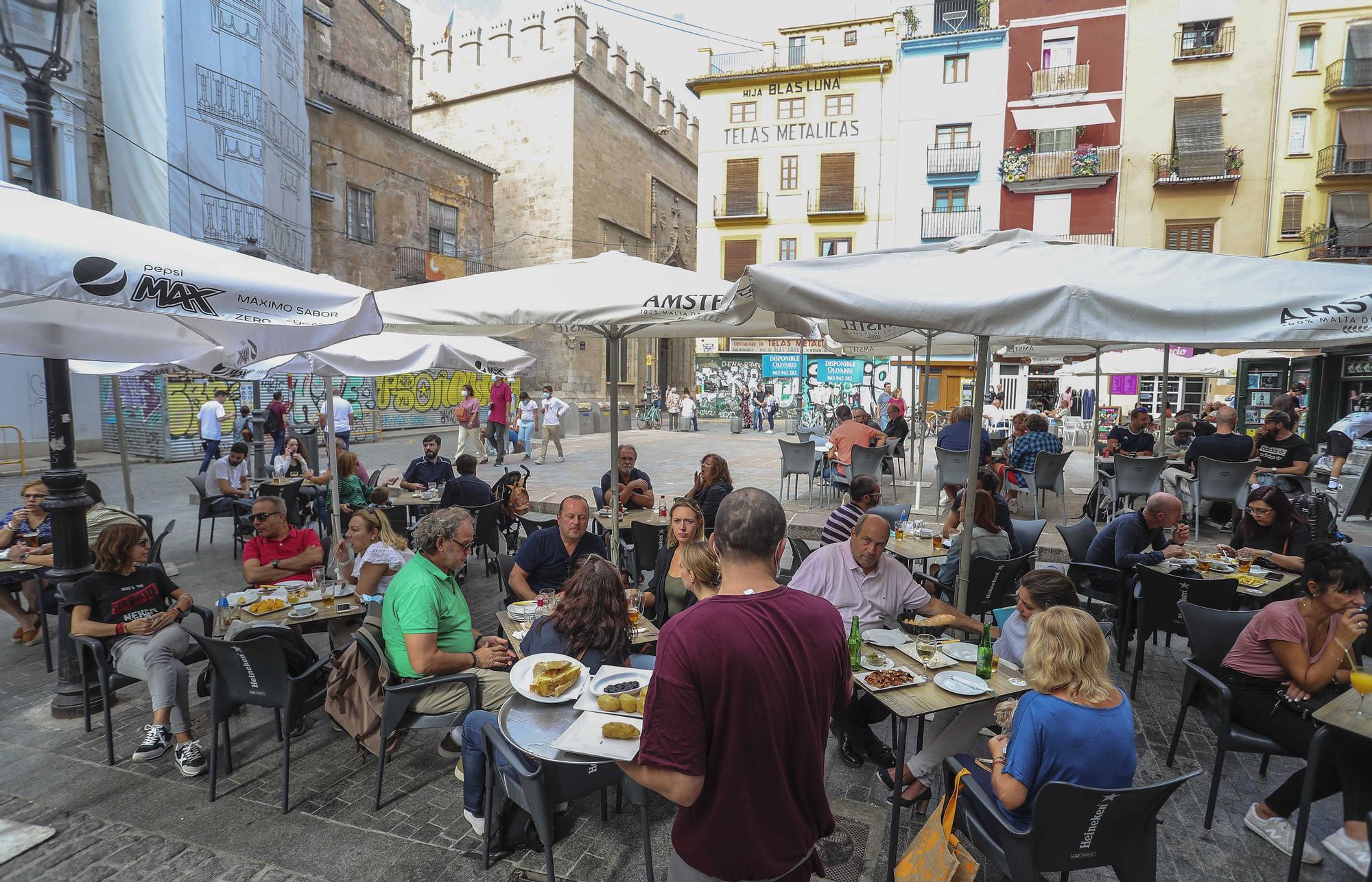 Los bares y las calles valencianas recuperan la efervescencia el 9 d'Octubre