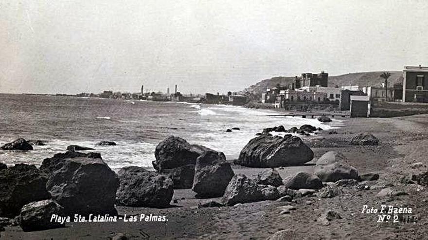 Vista de la playa de Santa Catalina o de Las Alcaravaneras en 1925 a la altura del antiguo hotel Metropole y el Club Inglés.