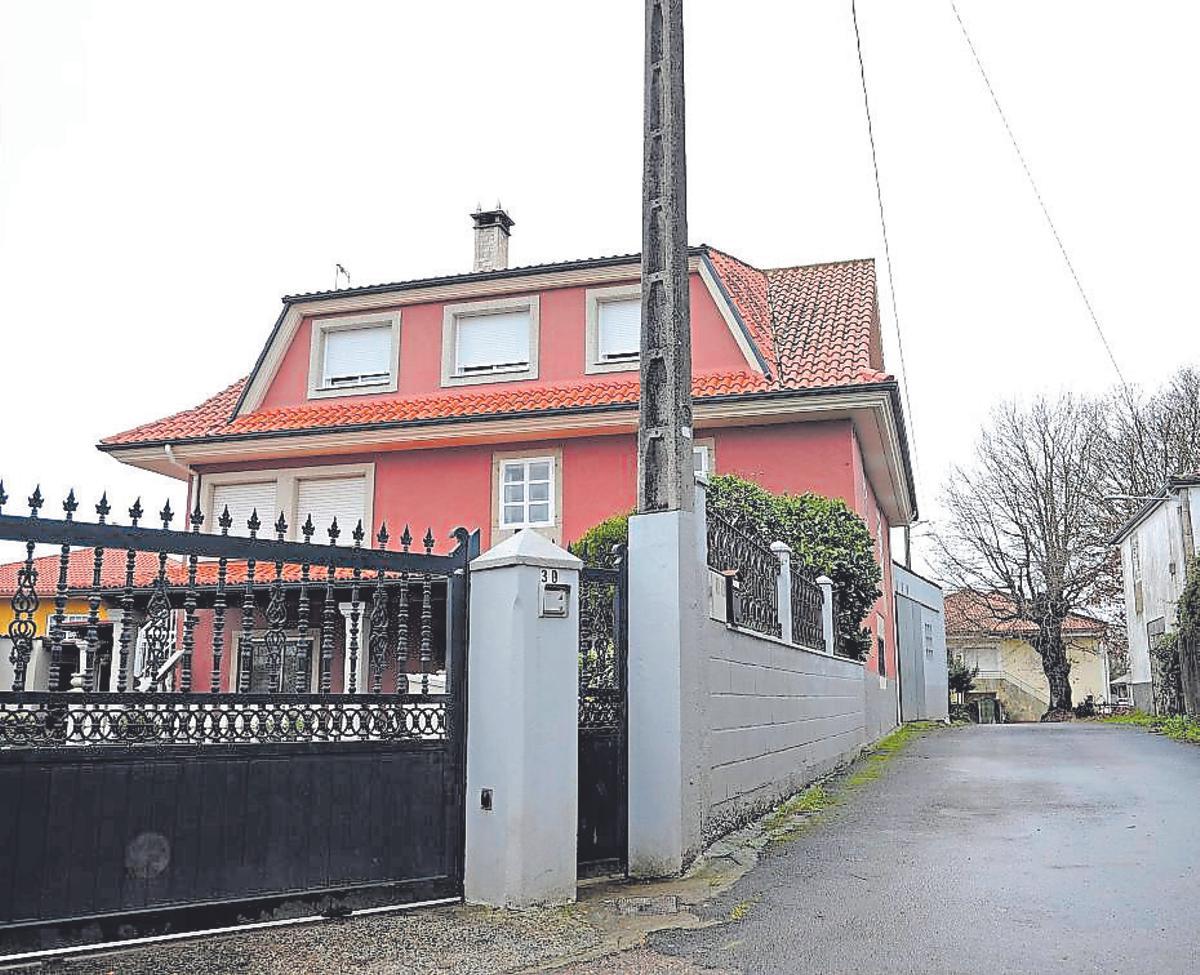 Una de las viviendas asaltadas en Moneixas.