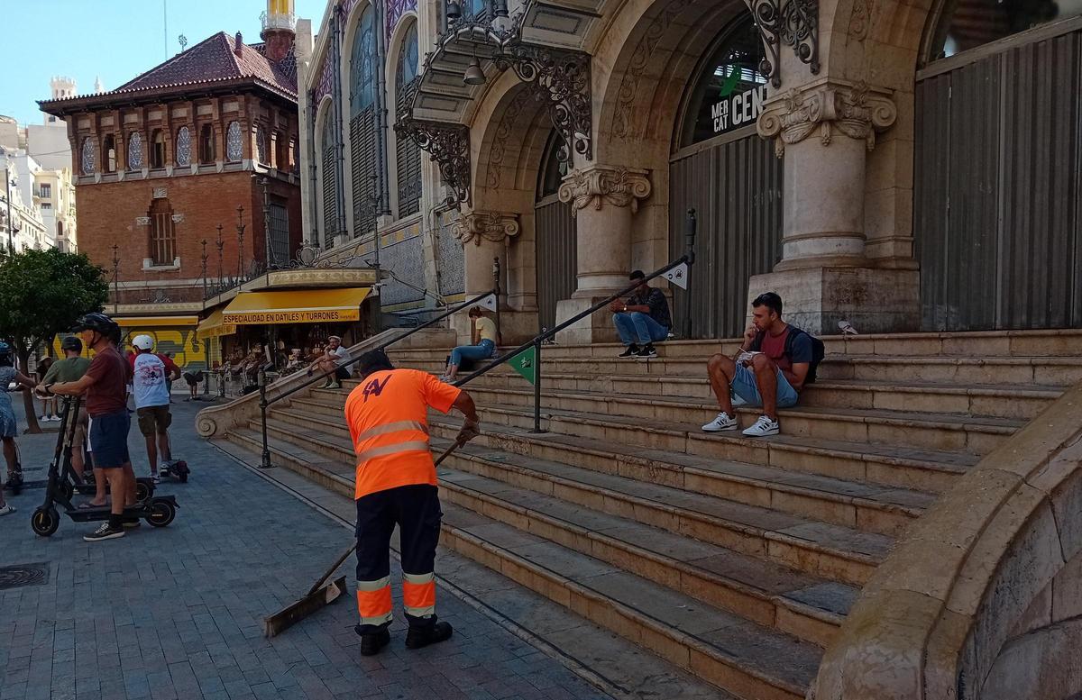 El contrato de limpieza pretende dar lustre al centro histórico con gran afluencia de turistas.