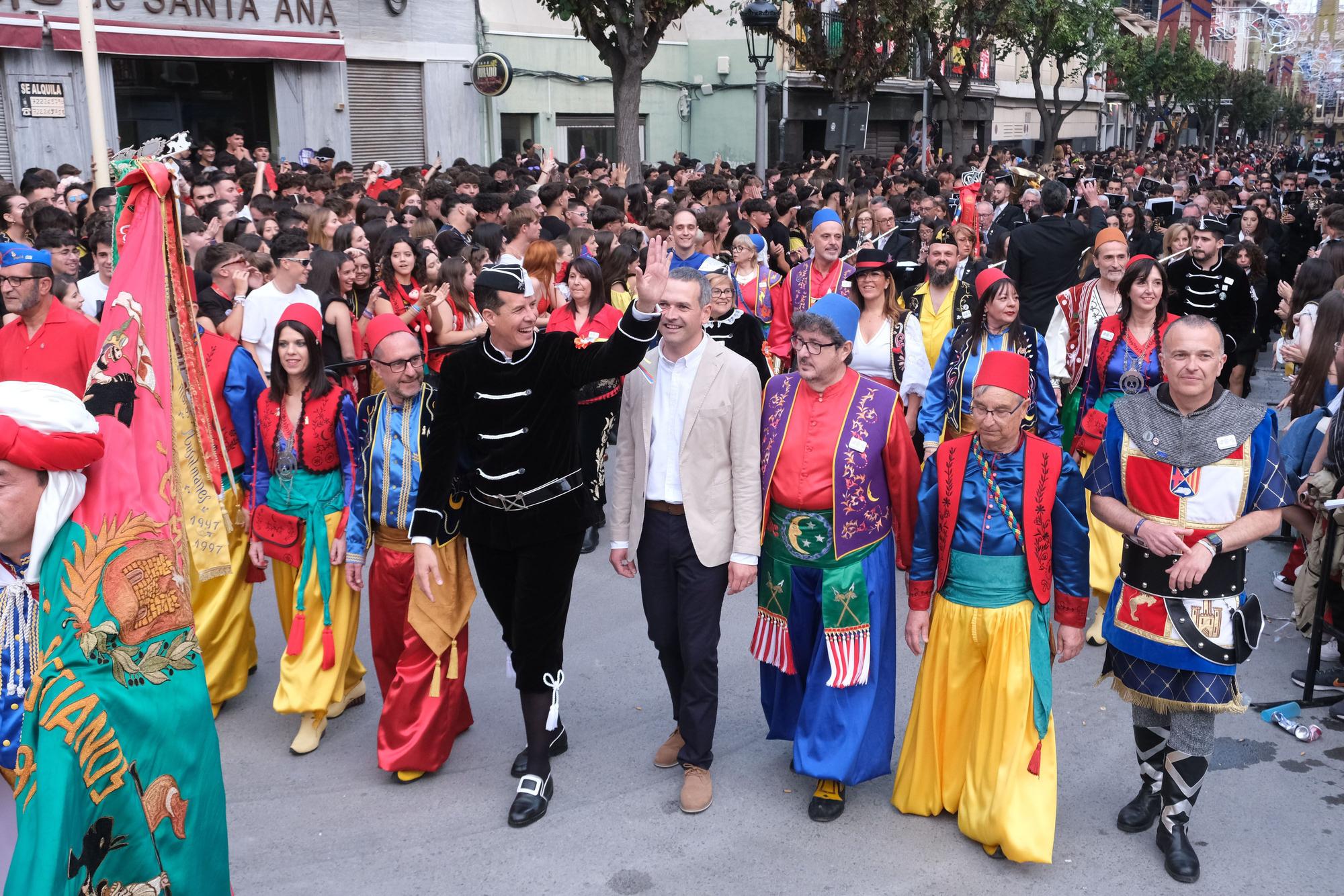 ¡Elda ya está en fiestas! Así ha sido la Entrada de bandas y el pasodoble "Idella"