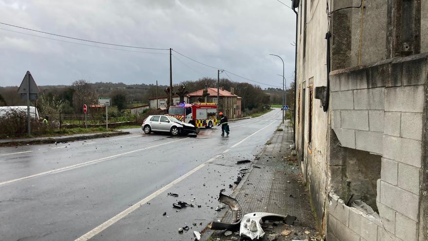 Dos heridos al chocar un coche contra una casa de Bermés