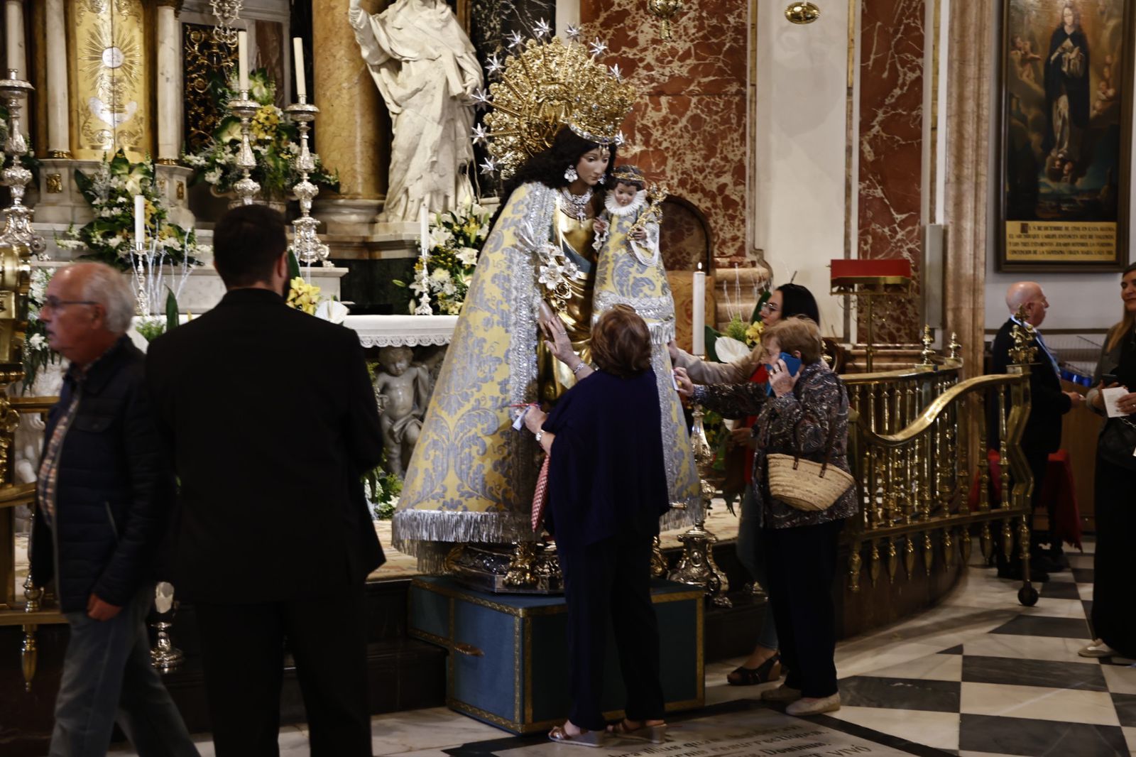 El Besamanos acoge a miles de fieles ante la Virgen