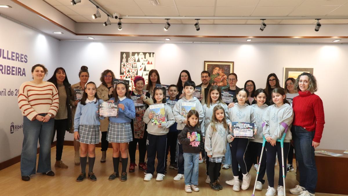 Antía Alberte, esquerda, cos premiados no concurso de disfraces do Entroido de Ribeira.