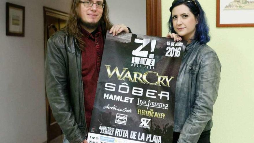 Andrés Cid y Cristina Fernández con el cartel del festival.