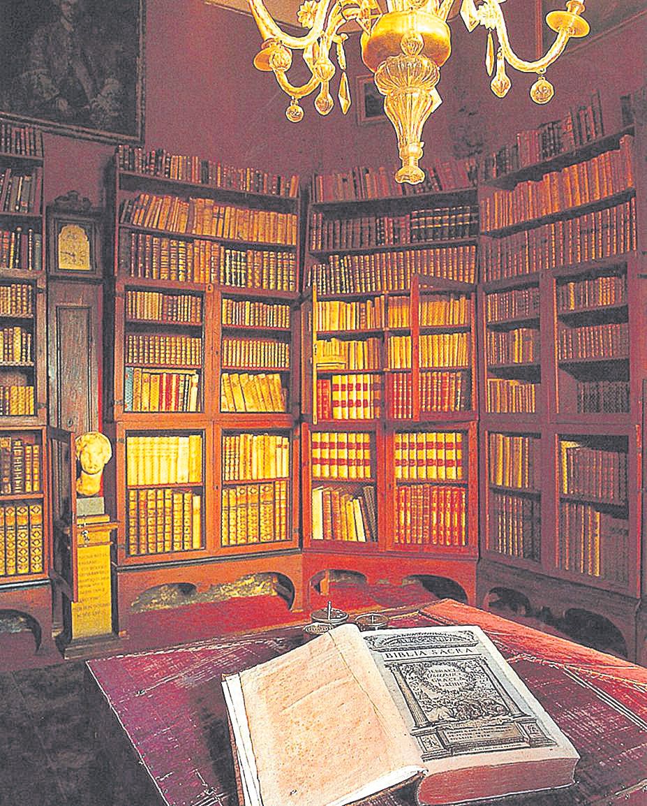 La biblioteca original del casal.