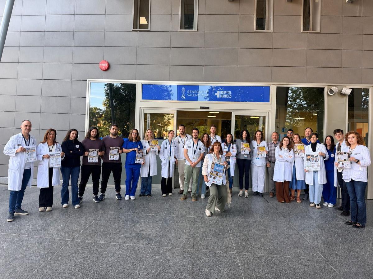 Concentración de médicos en el Hospital de Manises, este lunes