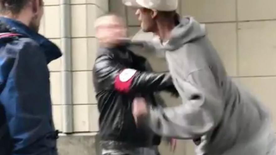 Un racista, tumbado de un puñetazo en Seattle por hostigar a un hombre negro