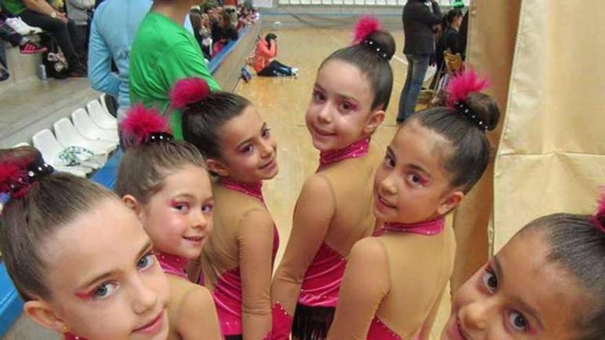 Las jóvenes deportistas antes de salir a pista.