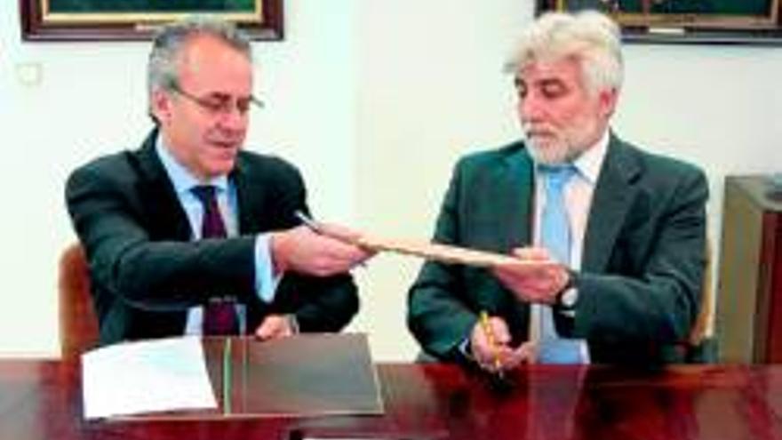 Caja de Badajoz firma un convenio con la Universidad de Extremadura