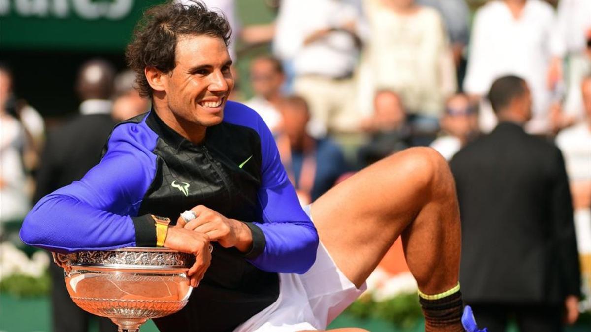 Nadal celebra la victoria junto al décimo trofeo de Roland Garros