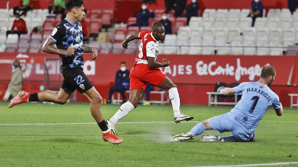 Mamadou Sylla supera Makaridze en el 3-0 l’anada de les semifinals del play-off d’ascens de la temporada passda.  | ANIOL RESCLOSA