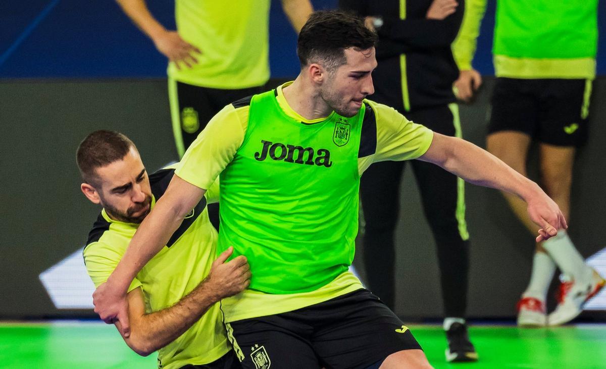 Cecilio agarra a un compañero en un entrenamiento de la selección previo al inicio del Europeo.