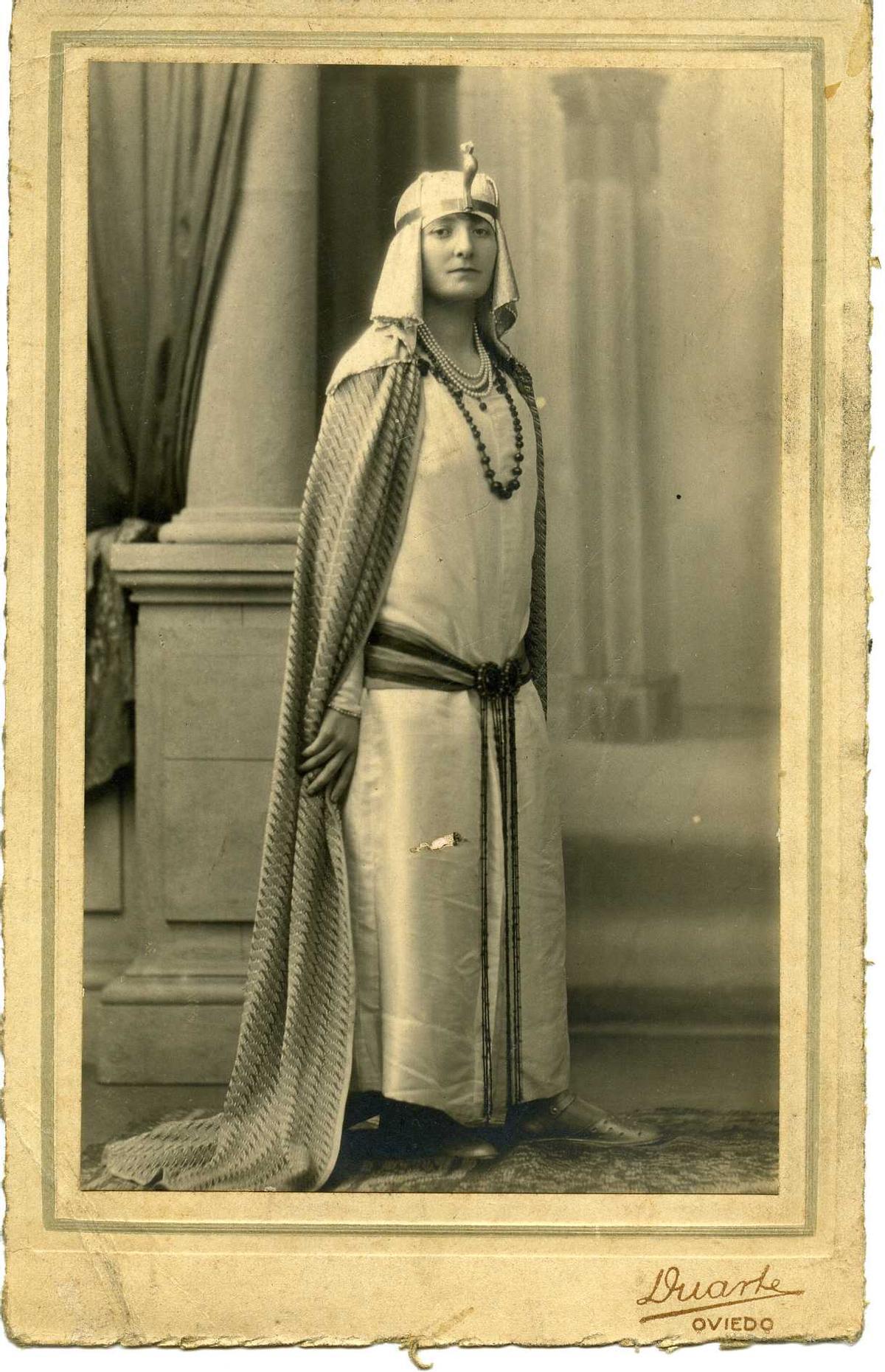 Retrato de Victoria, posiblemente de la familia Riera Solís de Pola de Laviana, disfrazada de egipcia, realizado por Ramón García Duarte el 11 de febrero de 1928. Muséu del Pueblu d'Asturies.