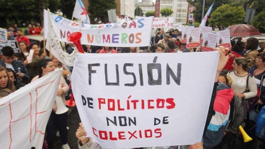Protesta ayer por el cierre de centros educativos, ayeer en Santiago. // Xoan Álvarez