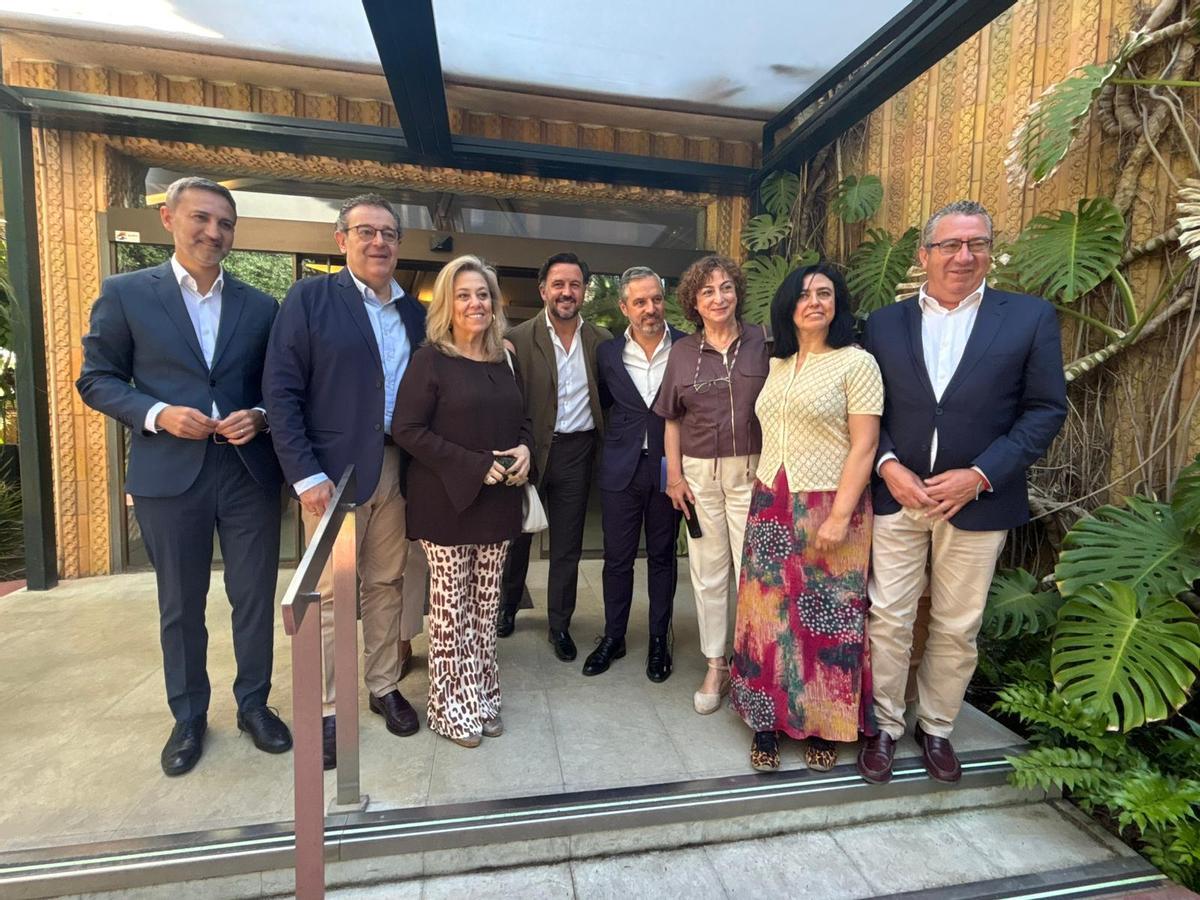 Foto con los responsables del PP presentes en la reunión de este viernes en Elche
