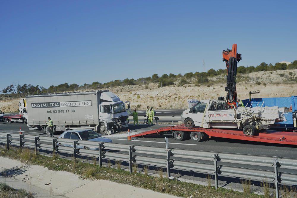 Choque entre camiones en la A-7