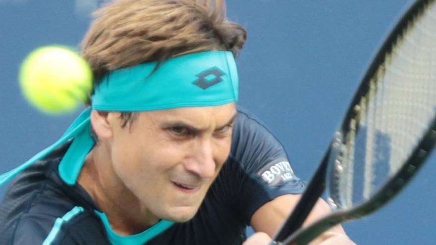 Ferrer golpea de revés durante su partido de cuartos ante Thiem.