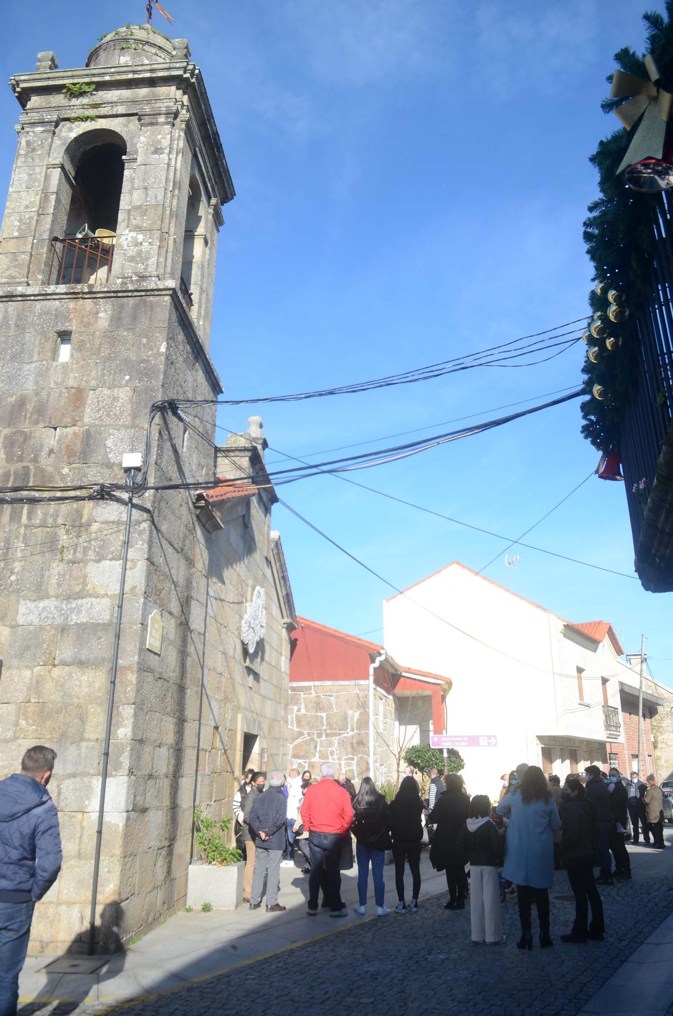 Público a las puertas de la iglesia de A Pastoriza para asistir a la inauguración del Belén Artesanal Municipal de Vilanova.
