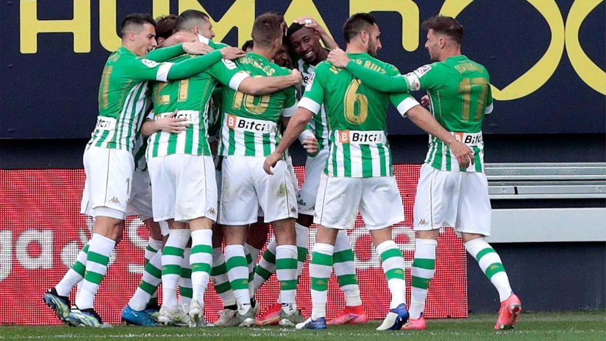 Los jugadores del Betis celebran el gol de Juanmi.