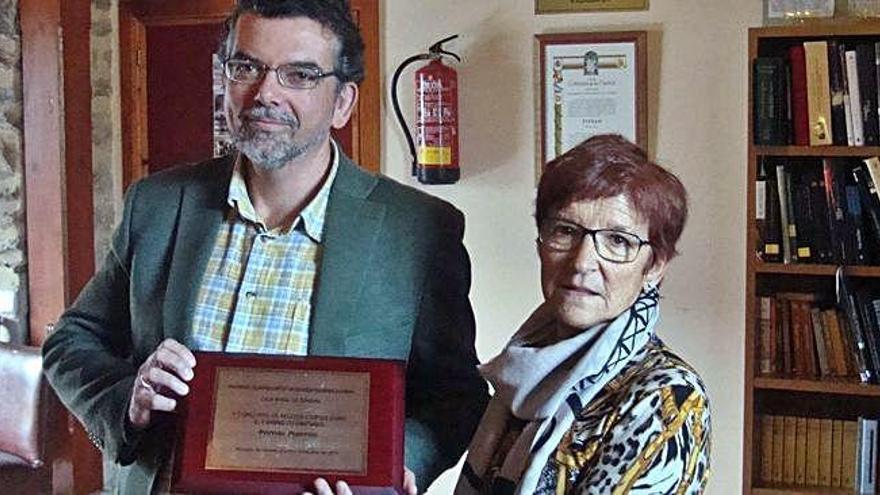 Miguel Ángel Gutiérrez junto a la presidenta de la asociación, Aquilina Simal.