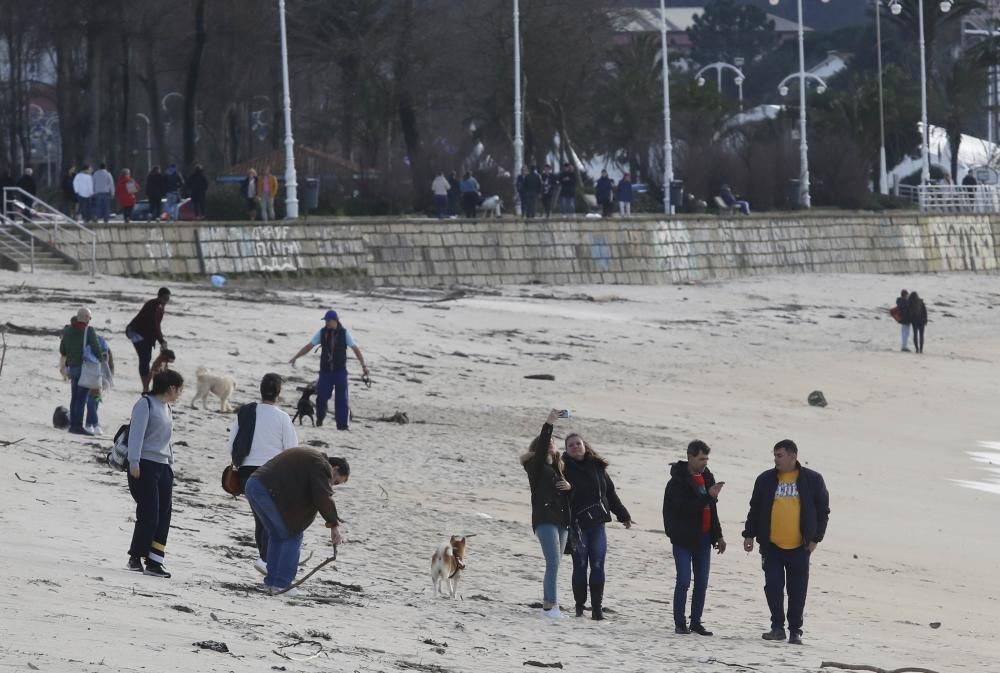 Grupos de personas paseando la mañana de Navidad por Samil.