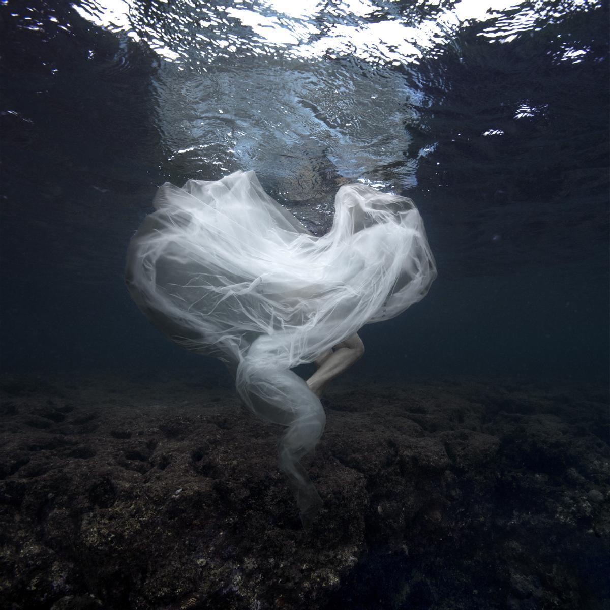 Fotografía de Isabel dentro de ella la artista Ai Futaki