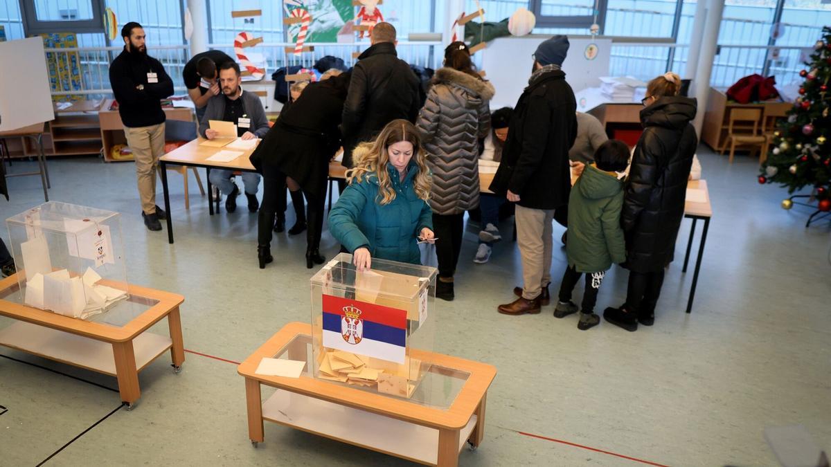 Votantes en un colegio electoral de Belgrado, este domingo.