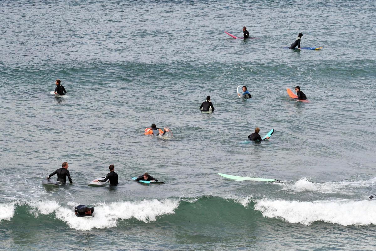 El oleaje en el Orzán anima a los surfistas de A Coruña a subirse a las tablas El oleaje en el Orzán anima a los surfistas de A Coruña a subirse a las tablas